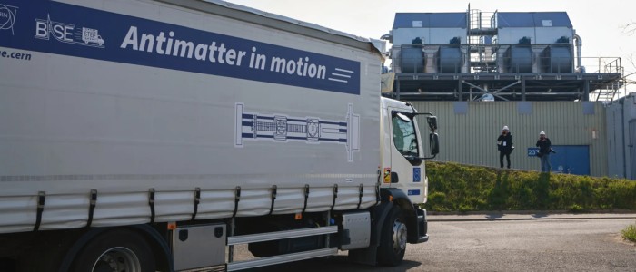Фізики успішно доставили першу пляшку антиматерії із фабрики антиматерії ЦЕРН