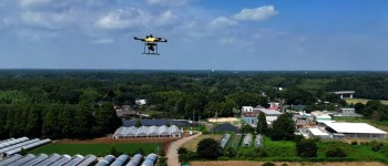 Японські фермери відправляють автоматизовані лазерні дрони для захисту курей