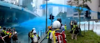 Поліція заливає протестуючих барвником, щоб потім їх арештувати