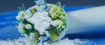 Цей порошок для відбілювання зубів активується зубною щіткою