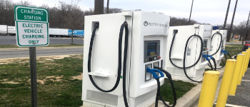 Білий дім установить на дорогах США сотні тисяч зарядних пристроїв для електромобілів